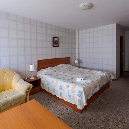 酒店 семеен кристал 斯莫梁